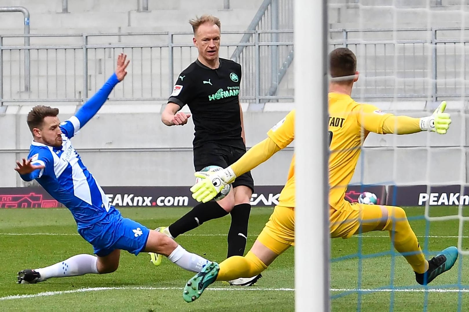 Havard Nielsen (M.): Der Stürmer verpasste mit Fürth einen Sieg in Darmstadt.