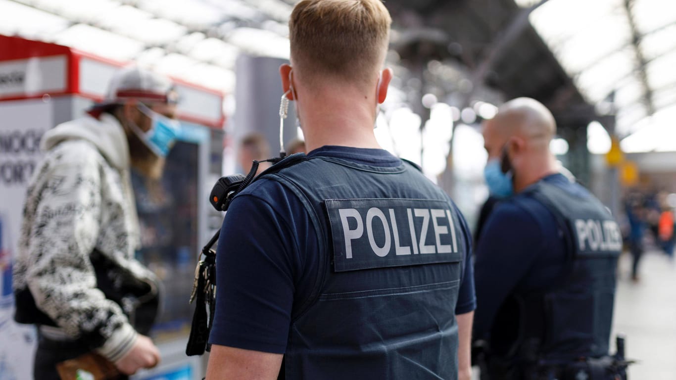 Bundespolizisten bei einer Kontrolle am Kölner Hauptbahnhof (Archivbild): Beamte enttarnten einen Mann, der mit einem Haftbefehl gesucht wurde.