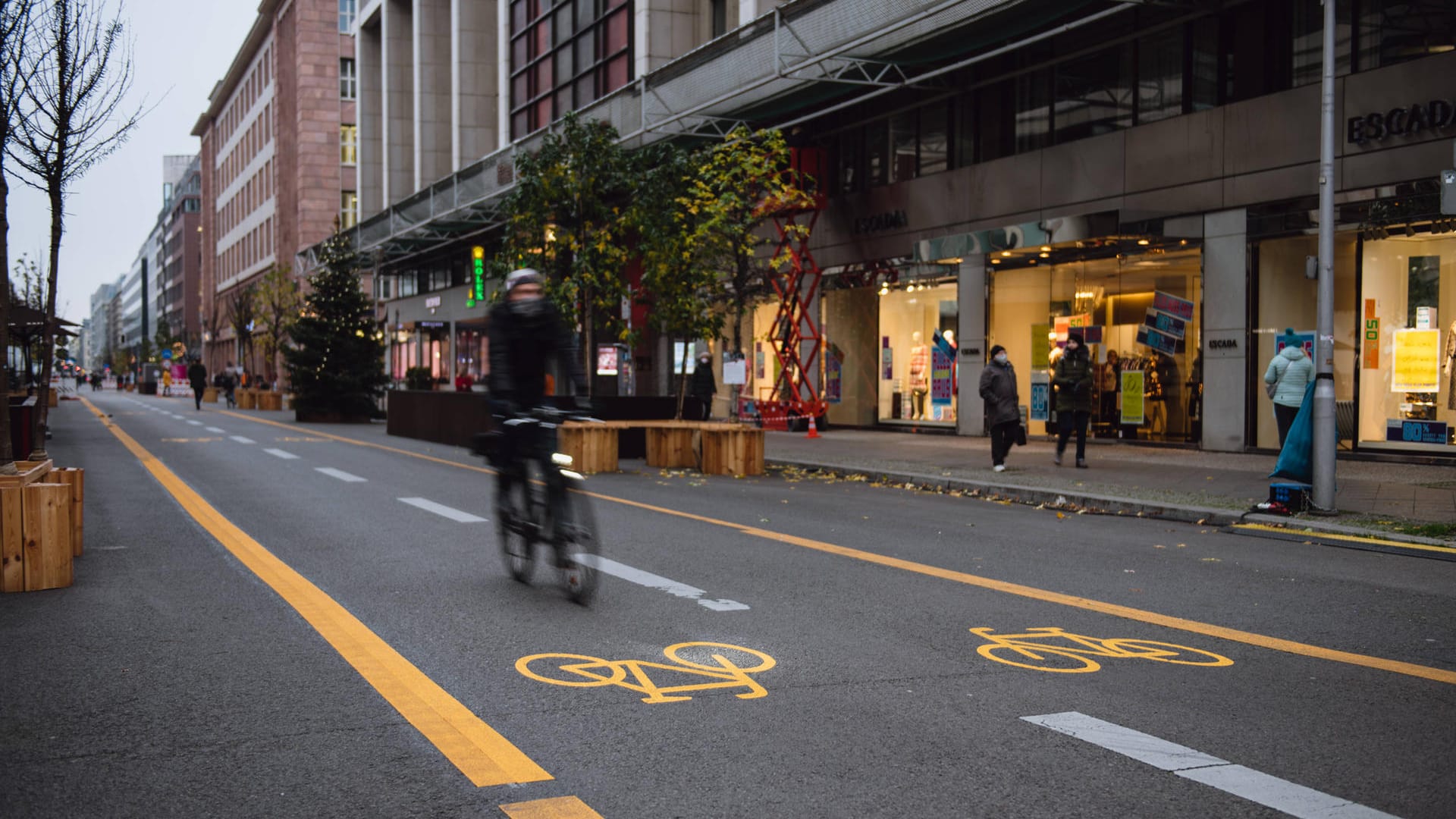 Fahrradfahrer auf der autofreien Friedrichstraße in Berlin-Mitte: Die Initiative "Berlin autofrei" will Autos aus der Innenstadt verbannen – mit Ausnahmen.