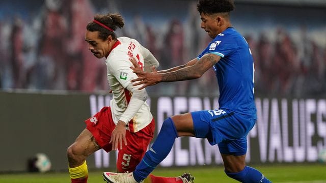 Leipzigs Yussuf Poulsen kann sich gegen Hoffenheims Chris Richards (r) im Ballbesitz behaupten.