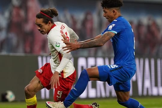 Leipzigs Yussuf Poulsen kann sich gegen Hoffenheims Chris Richards (r) im Ballbesitz behaupten.