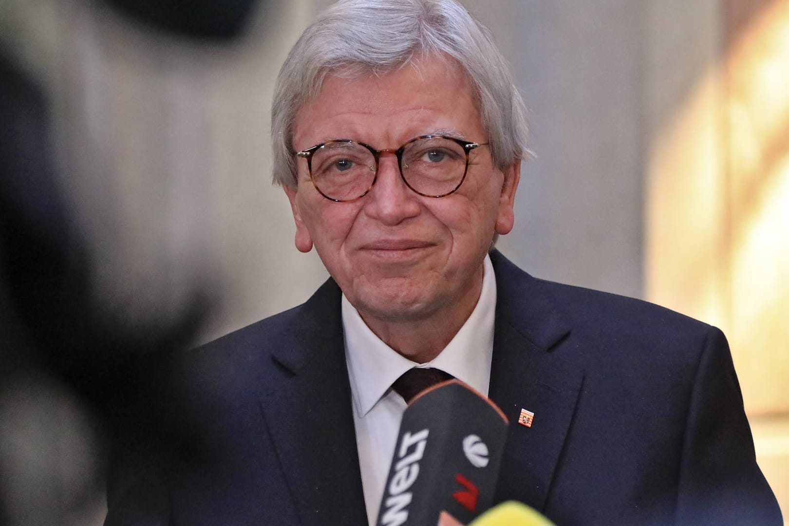 Hessens Ministerpräsident Volker Bouffier stellt sich Fragen von Journalisten (Archivbild). Er hat juristische Bedenken gegen Ausgangsbeschränkungen.