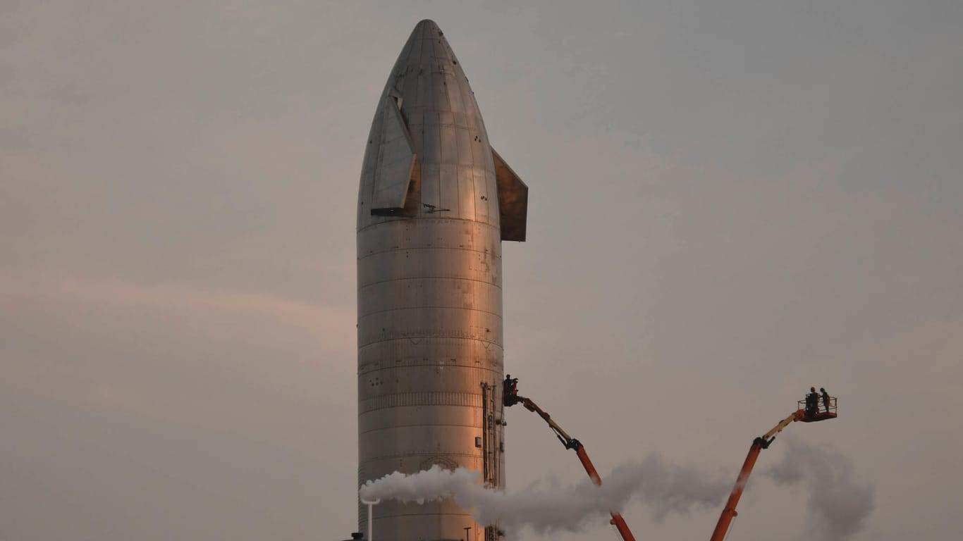 Das Unternehmen SpaceX will seine Raumfähre Starship SN11 (Archivbild) weiterentwickeln, um damit auf dem Mond zu landen.