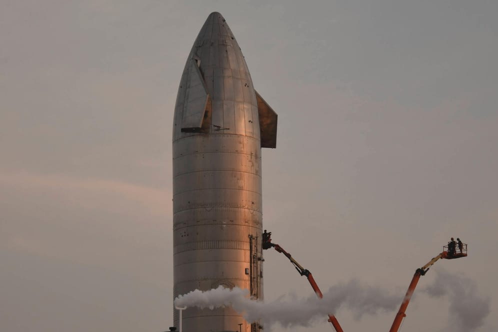 Das Unternehmen SpaceX will seine Raumfähre Starship SN11 (Archivbild) weiterentwickeln, um damit auf dem Mond zu landen.