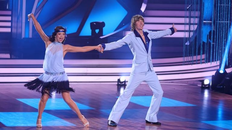 Mickie Krause und Malika Dzumaev tanzen in der sechsten Runde der RTL Tanzshow "Let's Dance" Charleston zu "Schmidtchen Schleicher".