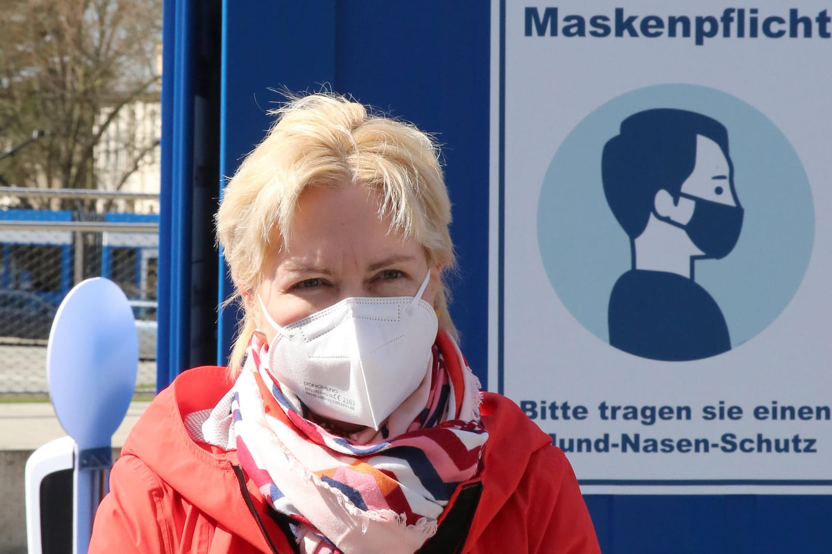 Ministerpräsidentin Manuela Schwesig besucht ein Testzentrum (Archivbild). Bei Einreisen greift sie weiter hart durch.
