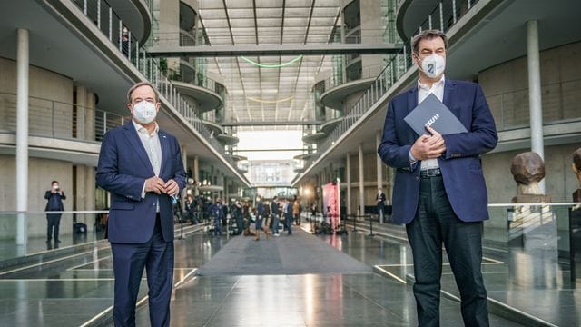 Markus Söder (CSU, r), Ministerpräsident von Bayern und CSU-Vorsitzender, steht neben Armin Laschet, CDU-Bundesvorsitzender und Ministerpräsident von Nordrhein-Westfalen, im Bundestag. Markus Söder (CSU, r), Ministerpräsident von Bayern und CSU-Vorsitzender, steht neben Armin Laschet, CDU-Bundesvorsitzender und Ministerpräsident von Nordrhein-Westfalen, im Bundestag.
