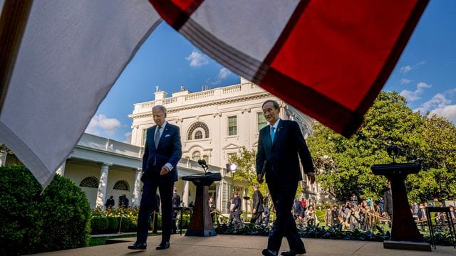 Joe Biden, Präsident der USA, und Japans Ministerpräsident Yoshihide Suga verlassen eine Pressekonferenz im Rosengarten des Weißen Hauses. Joe Biden, Präsident der USA, und Japans Ministerpräsident Yoshihide Suga verlassen eine Pressekonferenz im Rosengarten des Weißen Hauses.