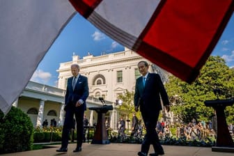 Joe Biden, Präsident der USA, und Japans Ministerpräsident Yoshihide Suga verlassen eine Pressekonferenz im Rosengarten des Weißen Hauses.