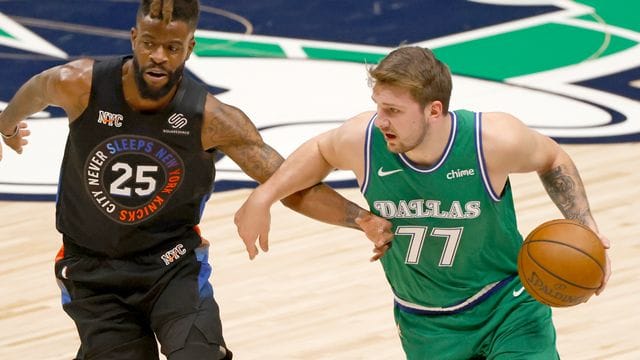 Die Dallas Mavericks um Superstar Luka Doncic (r) verloren gegen die Knicks. Die Dallas Mavericks um Superstar Luka Doncic (r) verloren gegen die Knicks.