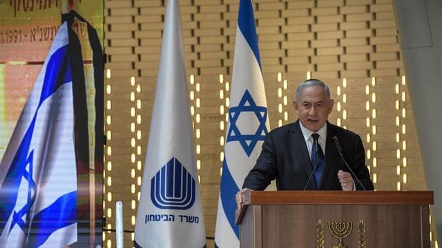 Benjamin Netanjahu, Ministerpräsident von Israel, spricht bei einer Gedenkzeremonie auf einem Militärfriedhof in Jerusalem. Benjamin Netanjahu, Ministerpräsident von Israel, spricht bei einer Gedenkzeremonie auf einem Militärfriedhof in Jerusalem.