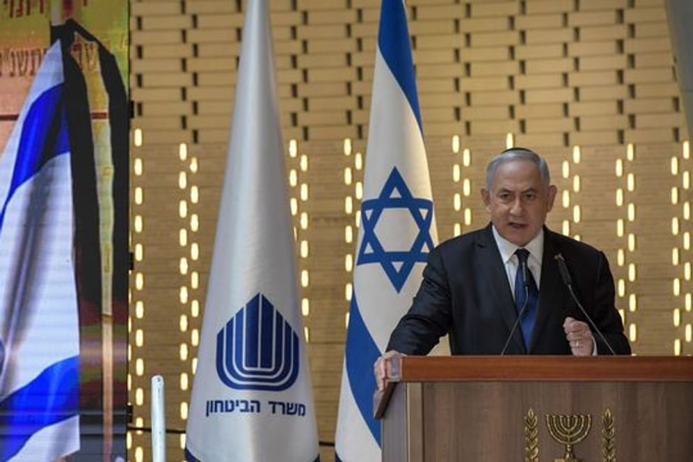 Benjamin Netanjahu, Ministerpräsident von Israel, spricht bei einer Gedenkzeremonie auf einem Militärfriedhof in Jerusalem.