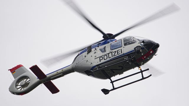 Ein Polizeihubschrauber ist bei einer Suchaktion im Einsatz (Symbolbild): In Hamburg haben mehrere Jugendliche in einem Park gefeiert und randaliert. Ein Polizeihubschrauber ist bei einer Suchaktion im Einsatz (Symbolbild): In Hamburg haben mehrere Jugendliche in einem Park gefeiert und randaliert.