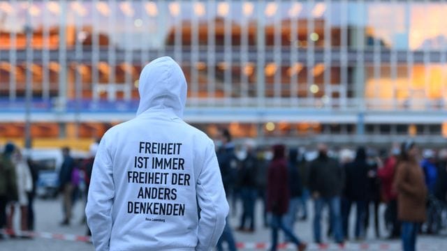 Ein Teilnehmer einer Kundgebung der "Querdenker" steht im März auf dem Altmarkt in Dresden. Ein Teilnehmer einer Kundgebung der "Querdenker" steht im März auf dem Altmarkt in Dresden.