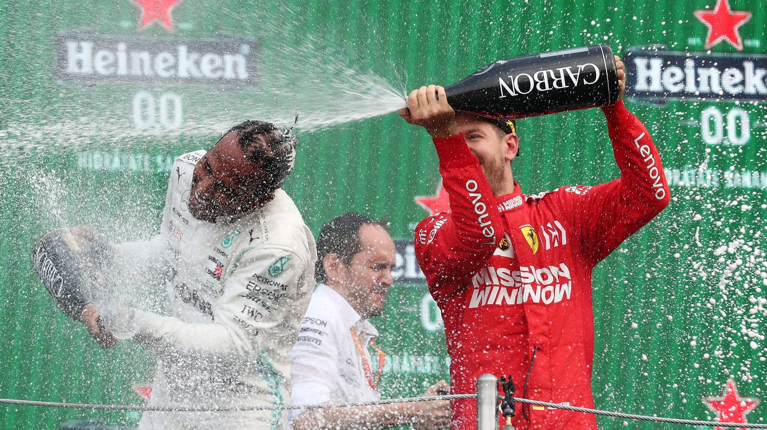 Champagner bei der Siegerehrung: Lewis Hamilton und Sebastian Vettel (r.) im Jahr 2019.