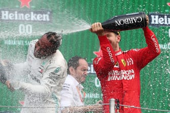 Champagner bei der Siegerehrung: Lewis Hamilton und Sebastian Vettel (r.) im Jahr 2019.