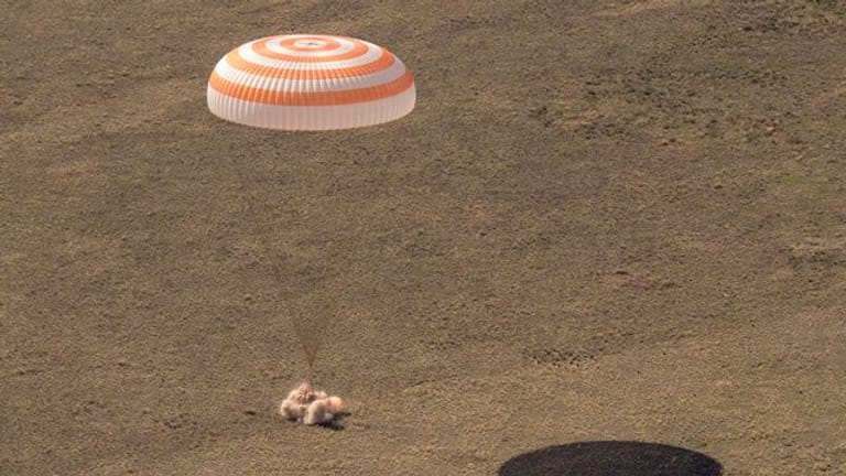 Die russische Raumkapsel Sojus MS-17 landet in einem abgelegenen Gebiet in Kasachstan.