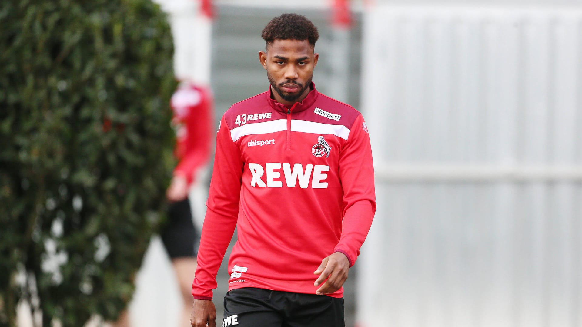 Emmanuel Dennis auf dem Weg zum Training im Stadion: Der Stürmer darf sich Hoffnungen auf einen Platz in der Startelf machen.