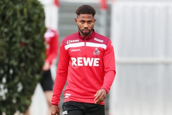 Emmanuel Dennis auf dem Weg zum Training im Stadion: Der Stürmer darf sich Hoffnungen auf einen Platz in der Startelf machen.
