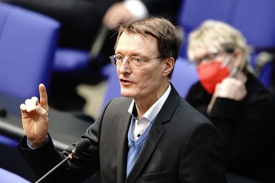 Gesundheitsexperte Karl Lauterbach (SPD) spricht bei der Sitzung des Bundestags.