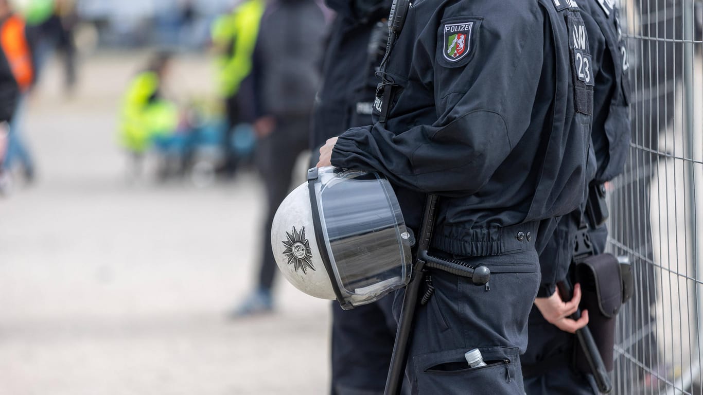 Polizisten bei einer Demo (Symbolbild): In Karlsruhe ist es bei einer Demonstration gegen die Corona-Regeln zu Anzeigen gekommen.