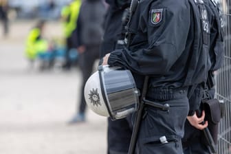 Polizisten bei einer Demo (Symbolbild): In Karlsruhe ist es bei einer Demonstration gegen die Corona-Regeln zu Anzeigen gekommen.