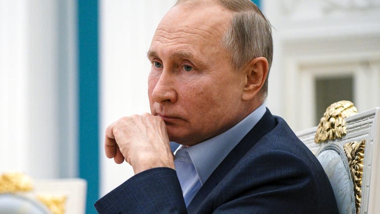 Russlands Präsident Wladimir Putin: Durch Kriegsschiffmanöver und die Ausweisung eines ukrainischen Diplomaten spitzt sich der Ukraine-Konflikt weiter zu.