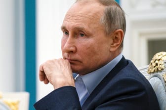 Russlands Präsident Wladimir Putin: Durch Kriegsschiffmanöver und die Ausweisung eines ukrainischen Diplomaten spitzt sich der Ukraine-Konflikt weiter zu.