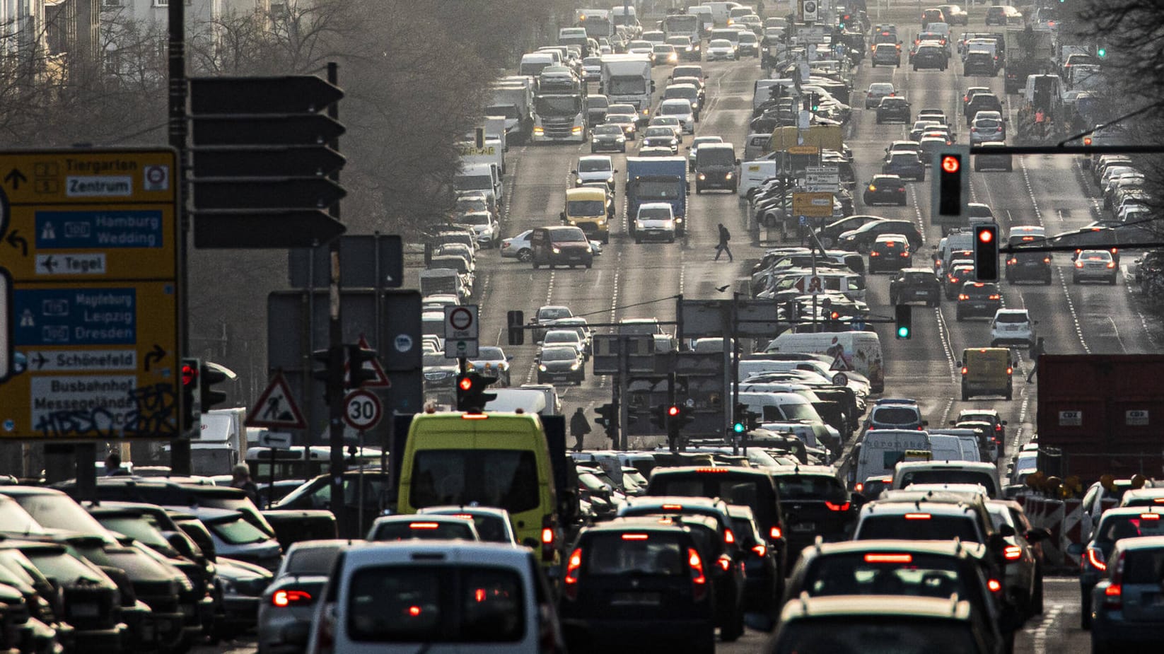 Verkehr in den Morgenstunden auf der B2 Bismarckstrasse in Berlin (Archivbild): Solche Zustände möchte die Initiative in Zukunft verhindern.