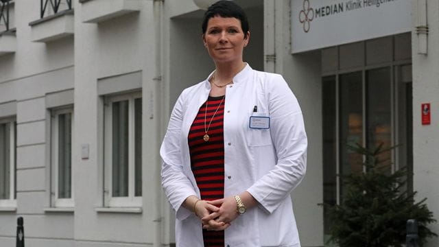 Chefärztin: Jördis Frommhold steht vor der Median-Klinik in Heiligendamm. (Quelle: Bernd Wüstneck/dpa-Zentralbild/dpa/Archivbild)