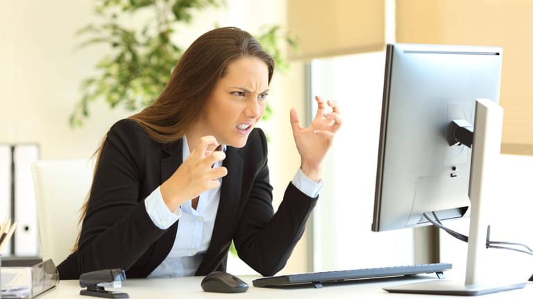Eine genervte Frau am Rechner (Symbolbild): Nutzer melden nach einem Windows-Update Probleme.