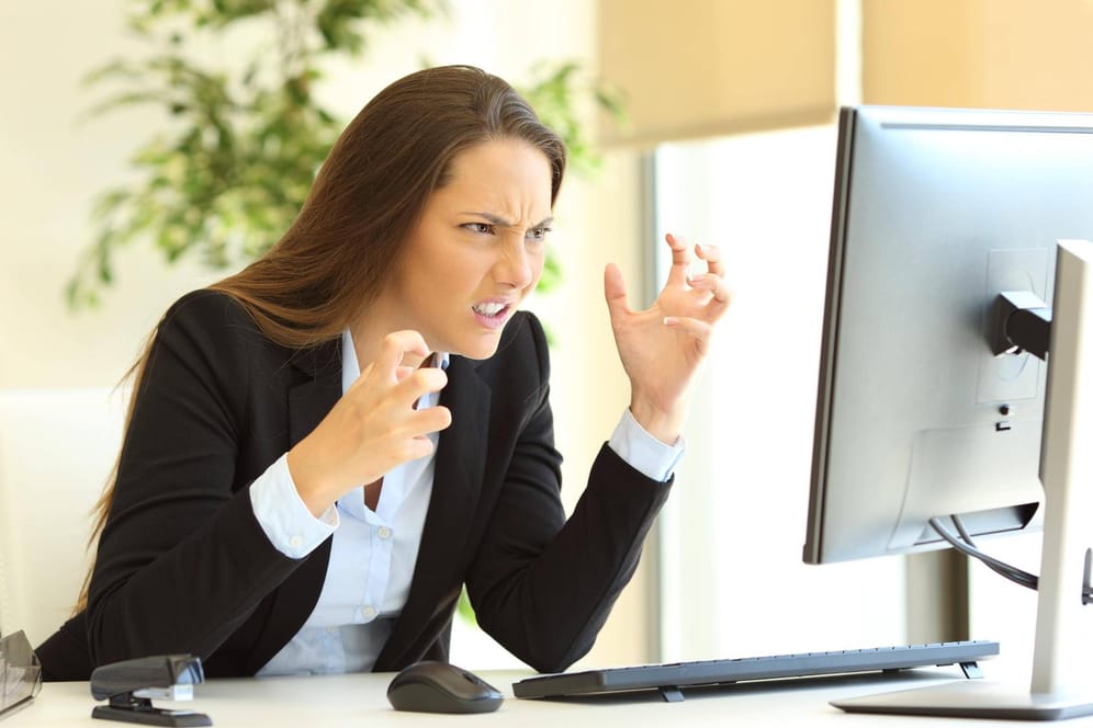 Eine genervte Frau am Rechner (Symbolbild): Nutzer melden nach einem Windows-Update Probleme.