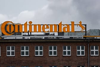 Das Logo auf dem Werk von Continental (Symbolbild): Der Konzern will seine Mitarbeitenden von Betriebsärzten gegen das Coronavirus impfen lassen.