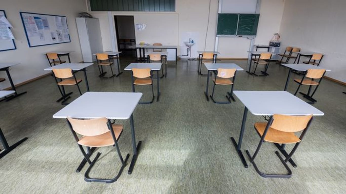 Stühle stehen in einem Klassenraum: Immer mehr Schulabbrecher werden nun befürchtet.