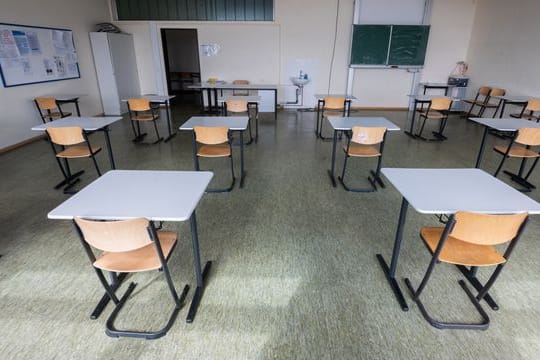 Stühle stehen in einem Klassenraum: Immer mehr Schulabbrecher werden nun befürchtet.