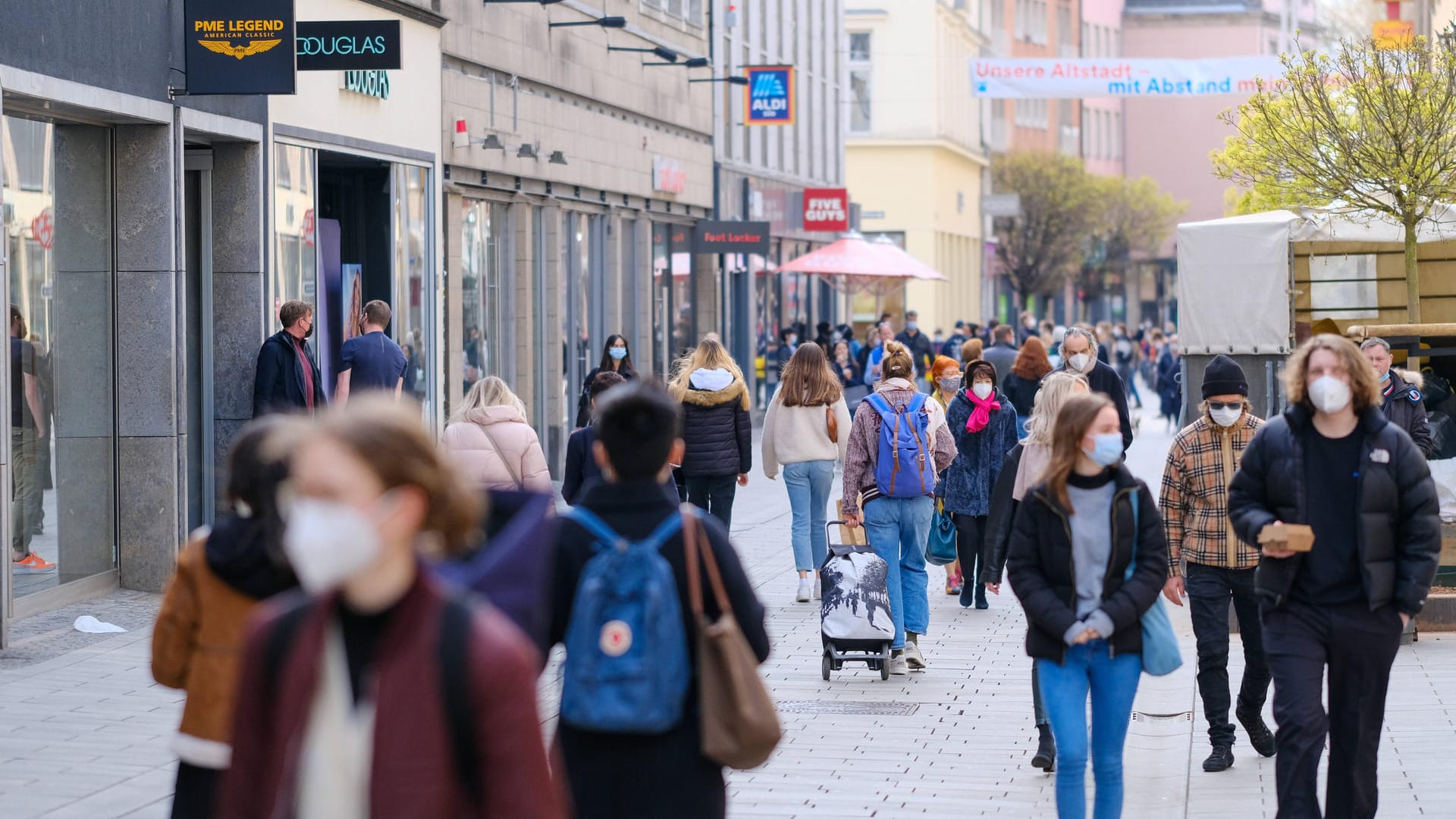 Einkaufsstraße In Düsseldorf: Covid-19-Erkrankung überstanden – doch wer muss mit Spätfolgen kämpfen? (Symbolbild)