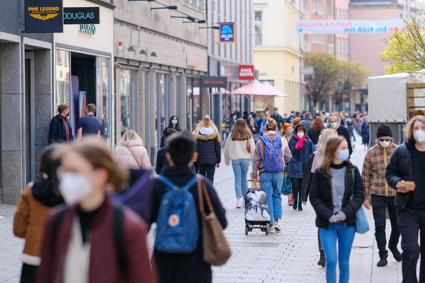 Einkaufsstraße In Düsseldorf: Covid-19-Erkrankung überstanden – doch wer muss mit Spätfolgen kämpfen? (Symbolbild)