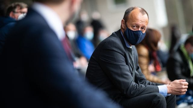 Friedrich Merz (CDU), ehemaliger Vorsitzender der Unions-Fraktion im Bundestag, sitzt auf der Tribüne des Stadions Große Wiese. Friedrich Merz (CDU), ehemaliger Vorsitzender der Unions-Fraktion im Bundestag, sitzt auf der Tribüne des Stadions Große Wiese.