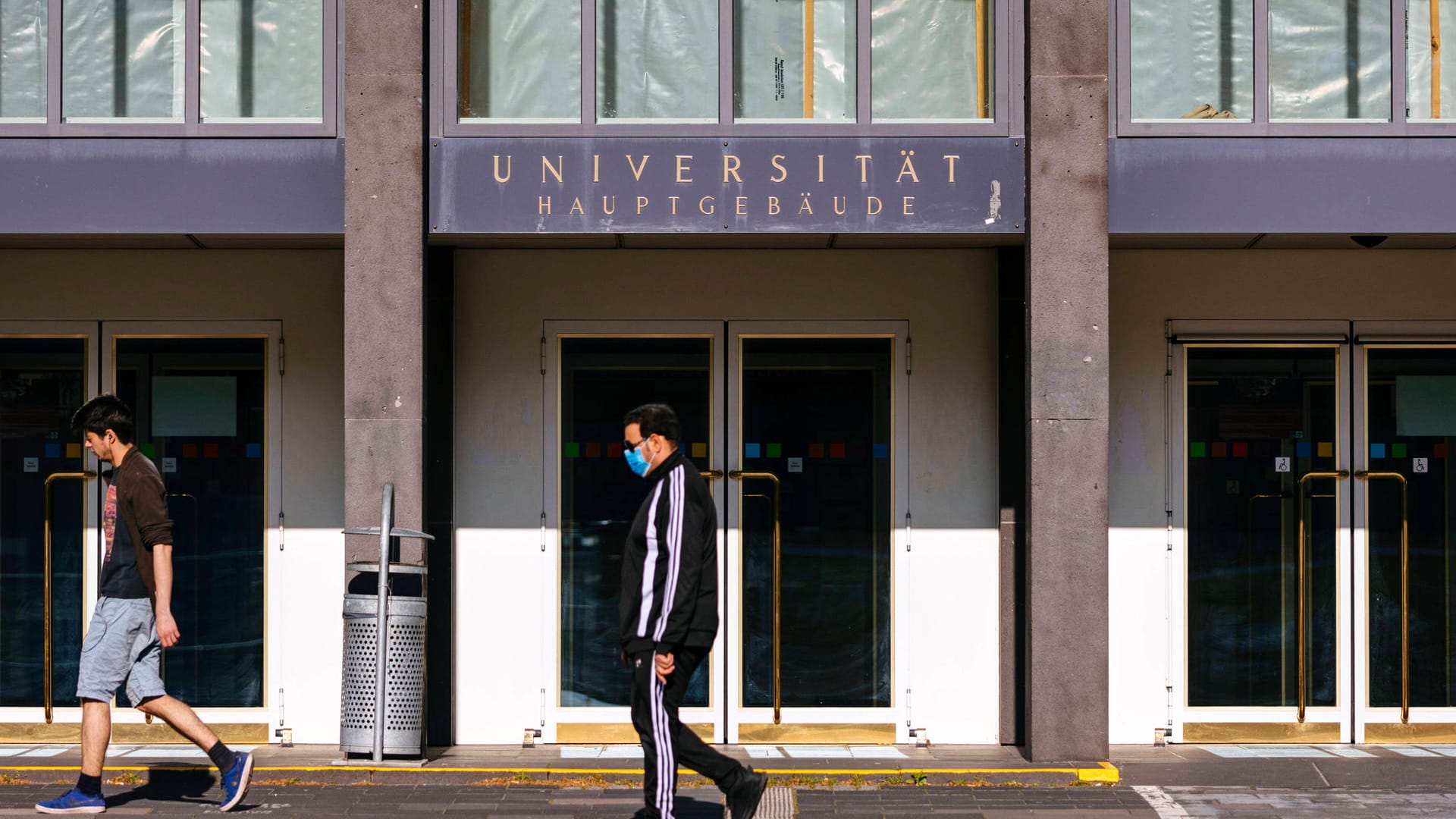 Wenig los vor dem Hauptgebäude der Universität Köln (Archivbild): Während der Coronakrise sind zahlreiche Studenten wieder zu ihren Eltern gezogen.