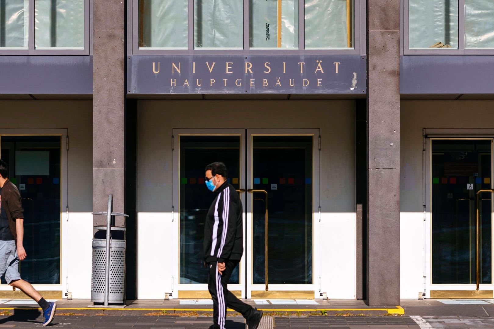 Wenig los vor dem Hauptgebäude der Universität Köln (Archivbild): Während der Coronakrise sind zahlreiche Studenten wieder zu ihren Eltern gezogen.