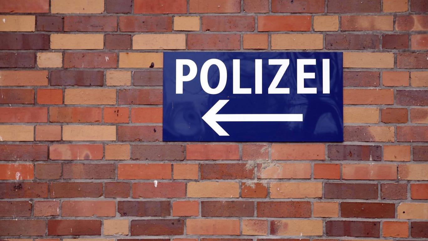 Ein Schild weist die Richtung zu einer Polizeiwache (Symbolbild): Ein mutmaßlicher Täter hat ein Tötungsdelinkt selbst bei der Polizei gemeldet.