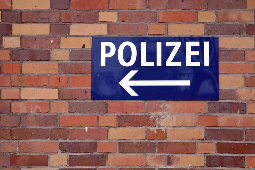 Ein Schild weist die Richtung zu einer Polizeiwache (Symbolbild): Ein mutmaßlicher Täter hat ein Tötungsdelinkt selbst bei der Polizei gemeldet.