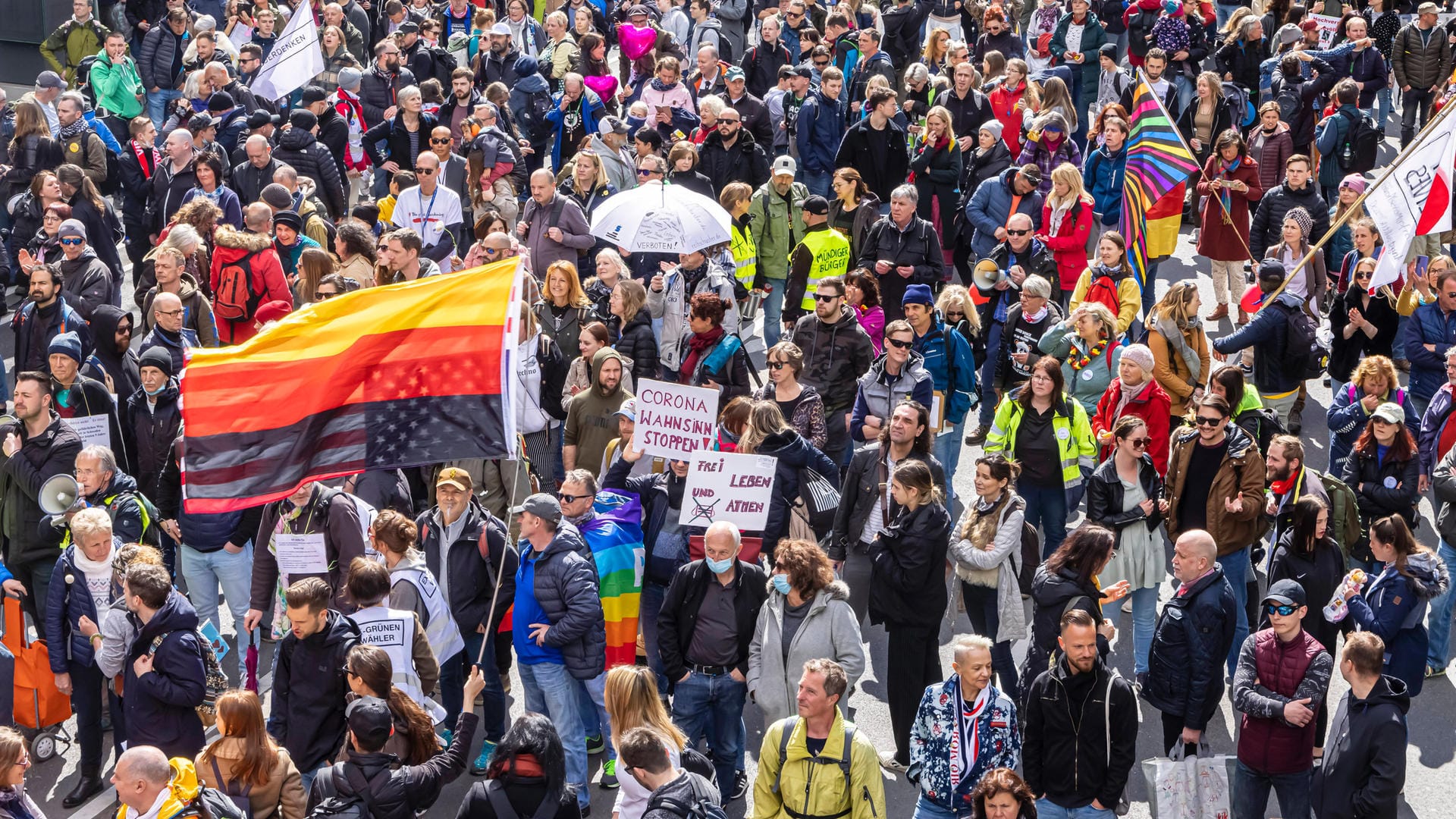 Demonstrierende ohne Abstand und Masken in Stuttgart (Archivbild): Solche Szenen sollen durch das Verbot verhindert werden.