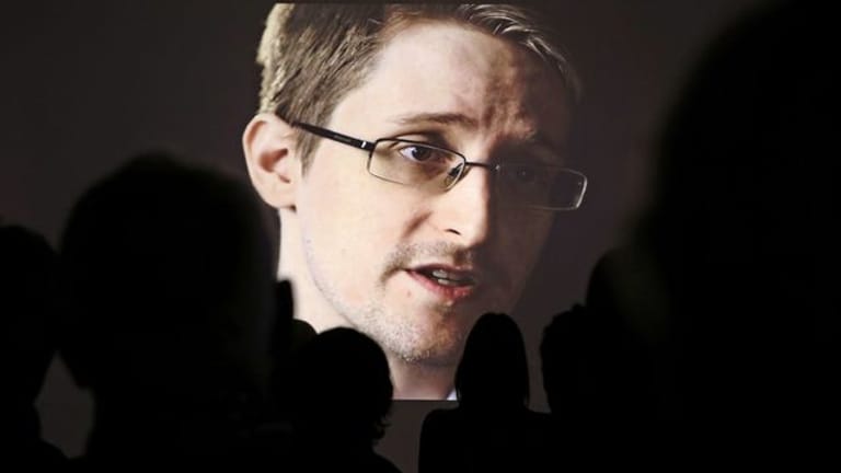 Der Whistleblower Edward Snowden hat mit der Versteigerung eines digitalen Kunstwerks eine Millionenspende für seine Journalistenstiftung erzielt.