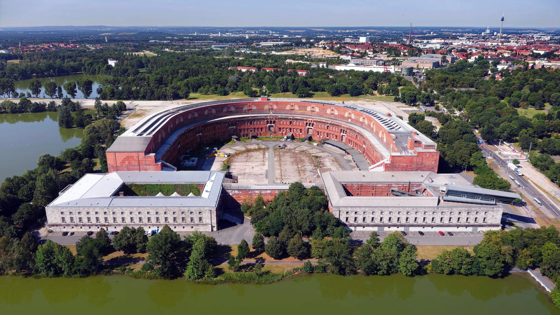 Das Dokumentationszentrum in Nürnberg (Archivbild): Herabfallende Steine einer eingestürzten Mauer haben drei Männer getroffen. Das Dokumentationszentrum in Nürnberg (Archivbild): Herabfallende Steine einer eingestürzten Mauer haben drei Männer getroffen.