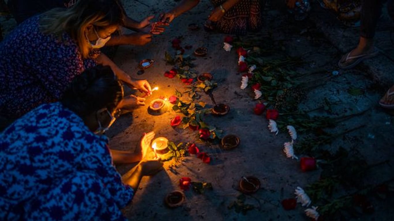Frauen zünden während einer Zeremonie in Yangon Kerzen an, um den Opfern zu gedenken, die bei Massendemonstrationen gegen die Junta getötet wurden.