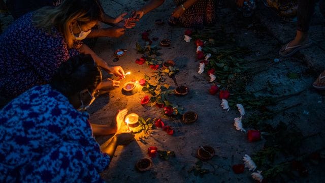 Frauen zünden während einer Zeremonie in Yangon Kerzen an, um den Opfern zu gedenken, die bei Massendemonstrationen gegen die Junta getötet wurden. Frauen zünden während einer Zeremonie in Yangon Kerzen an, um den Opfern zu gedenken, die bei Massendemonstrationen gegen die Junta getötet wurden.