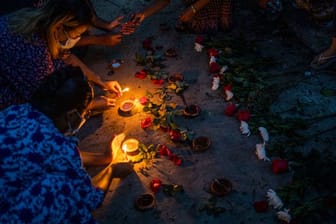 Frauen zünden während einer Zeremonie in Yangon Kerzen an, um den Opfern zu gedenken, die bei Massendemonstrationen gegen die Junta getötet wurden.