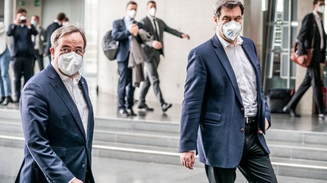 Markus Söder kommt neben Armin Laschet zu einer Pressekonferenz im Bundestag. Markus Söder kommt neben Armin Laschet zu einer Pressekonferenz im Bundestag.