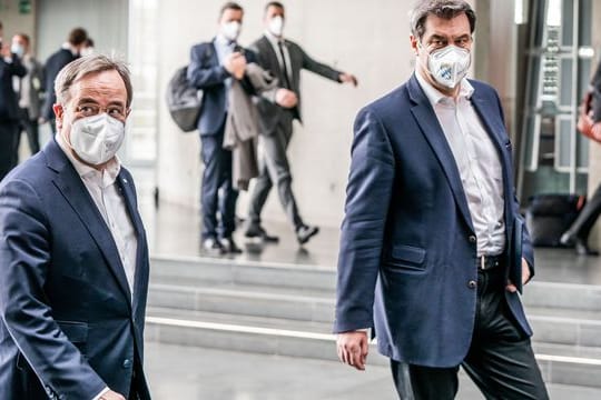 Markus Söder kommt neben Armin Laschet zu einer Pressekonferenz im Bundestag.